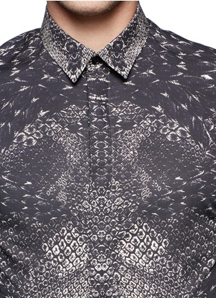 Detail View - Click To Enlarge - ALEXANDER MCQUEEN - Snakeskin print cotton shirt
