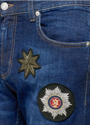 Detail View - Click To Enlarge - ALEXANDER MCQUEEN - Star badge appliqué stretch jeans