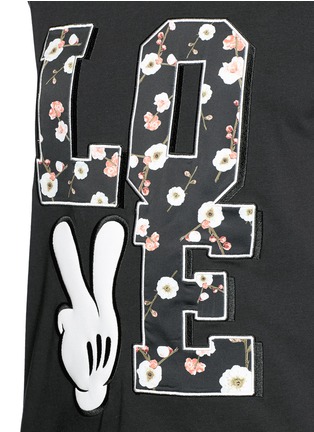 Detail View - Click To Enlarge - MO&CO. - 'LOVE' Mickey Mouse appliqué T-shirt